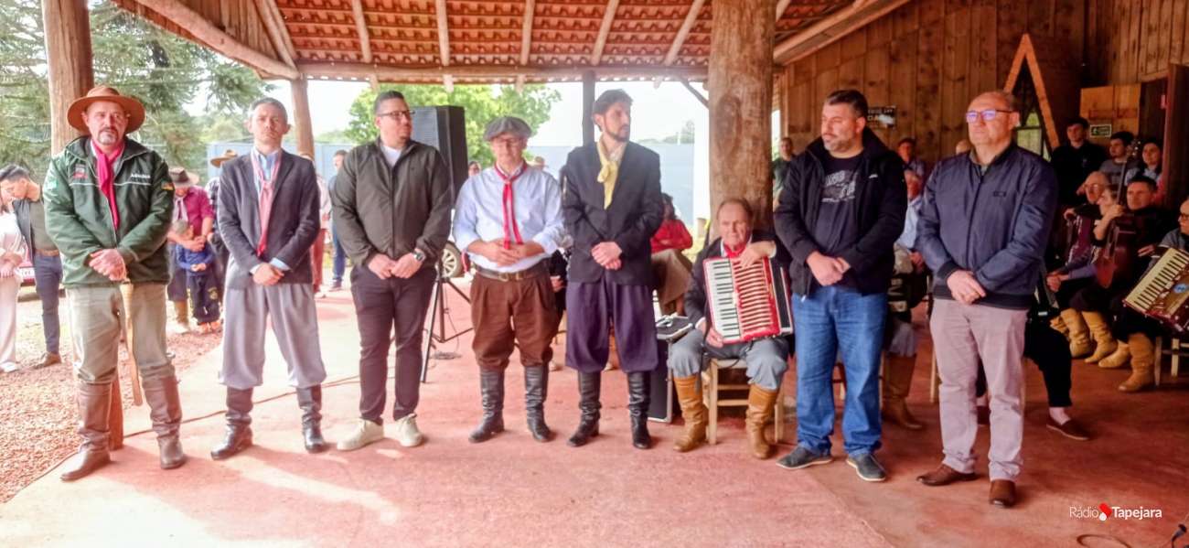Rádio Tapejara apresenta o Gravetos do Passado ao vivo durante a abertura da Semana Farroupilha