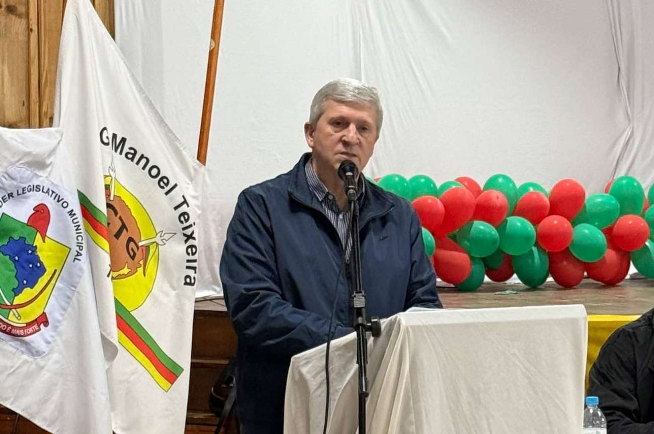 Prefeito Big apresenta encaminhamentos aos vereadores mirins durante sessão no CTG
