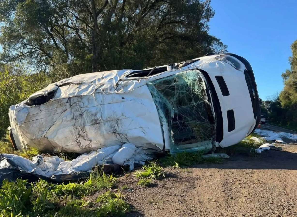 Condutor fica ferido após saída de pista e capotamento na ERS-135, em Getúlio Vargas