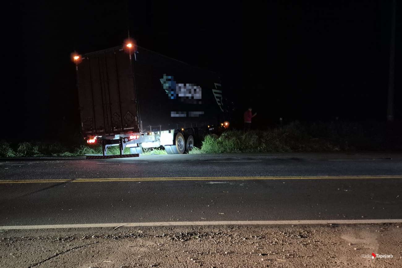 Caminhão fica sem freios e atravessa Trevo das Três Porteiras, em Ibiaçá