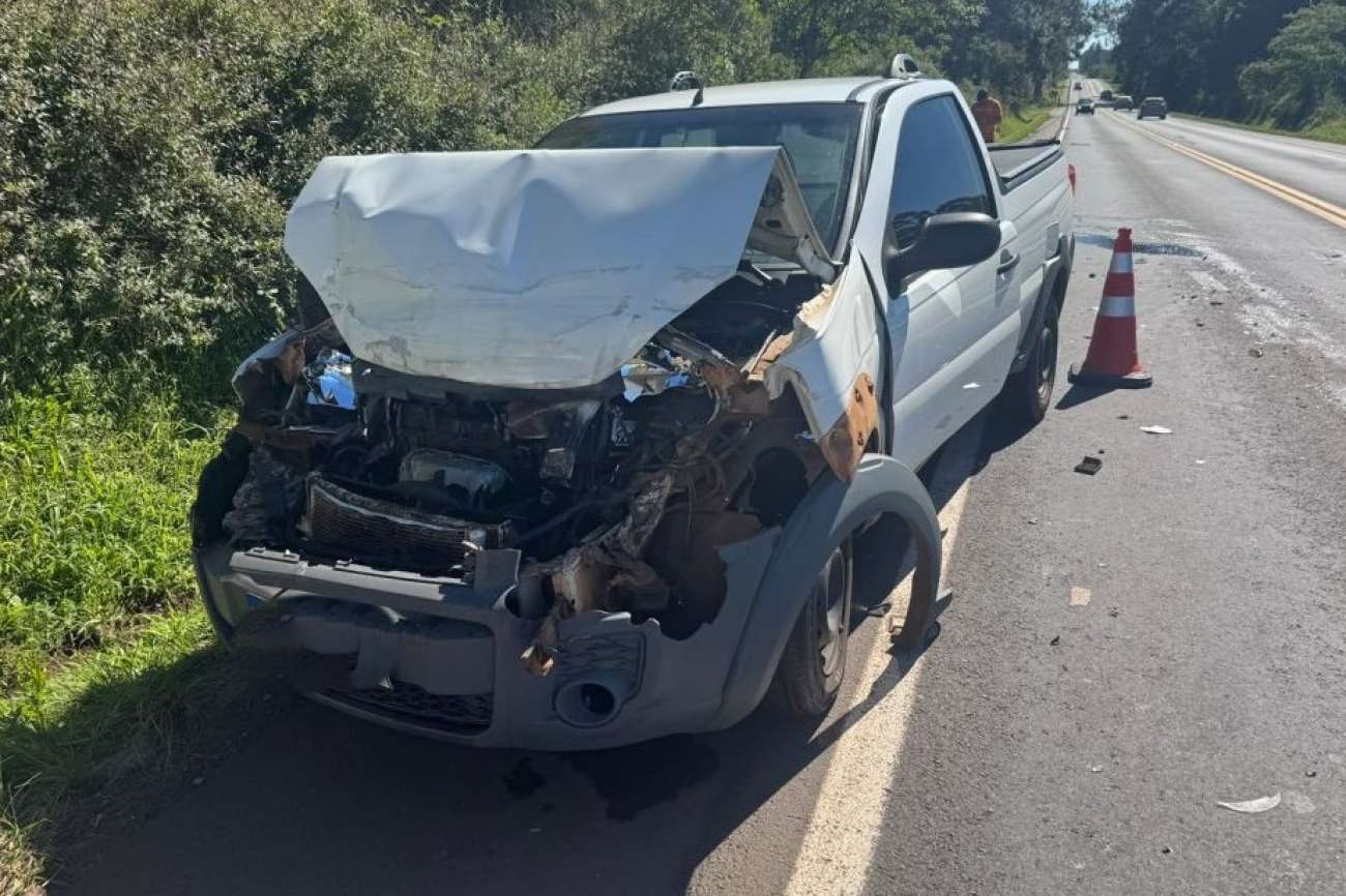 Caminhonete reduz velocidade e provoca acidente na ERS-135, em Passo Fundo