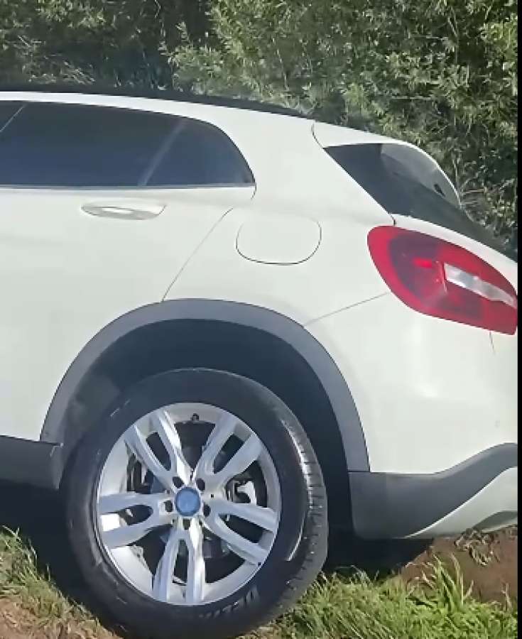 ATUALIZADA: Mercedes-Benz com placas de Tapejara se envolve em engavetamento na RS-135, em Passo Fundo