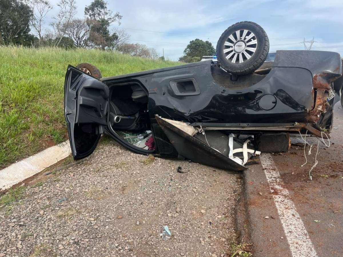 Caminhonete capota após motorista desviar de motocicleta na BR-285