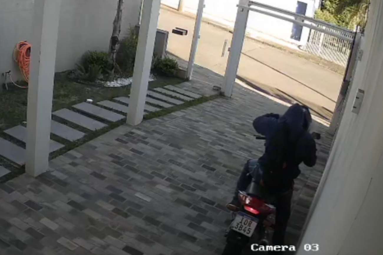 Homem invade residência e furta motocicleta, em Passo Fundo