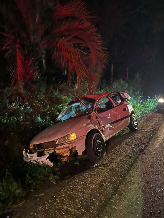 Condutora fica ferida após carro sair da pista e capotar na ERS-467, em Tapejara