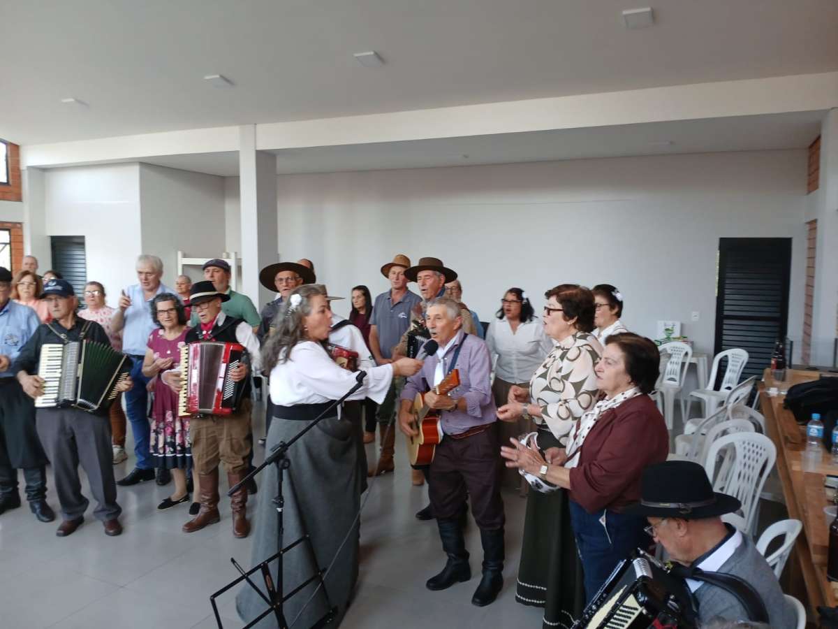 Programa Gravetos do Passado foi transmitido ao vivo de Charrua no Dia do Gaúcho