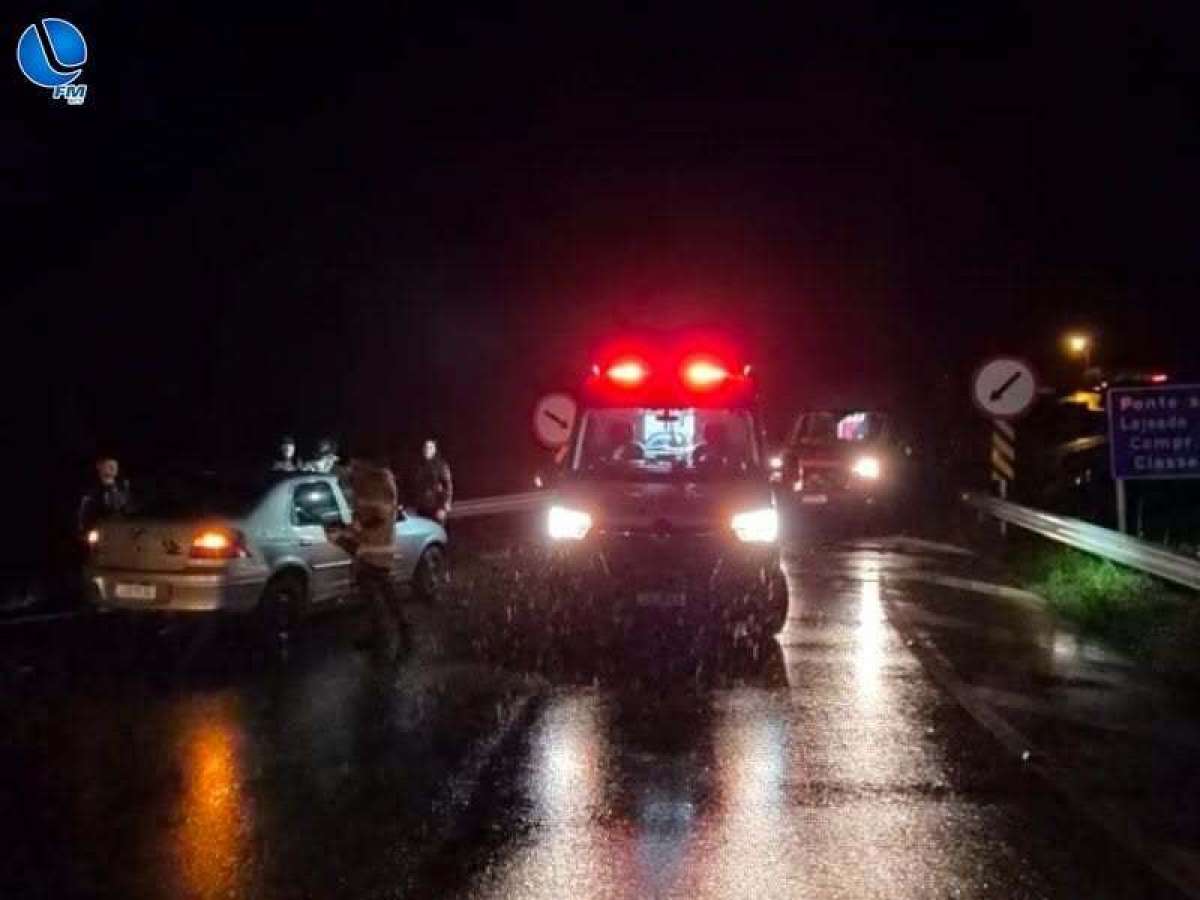 Duas pessoas ficam feridas após carro colidir contra guard-rail na ERS-461, em Lagoa Vermelha