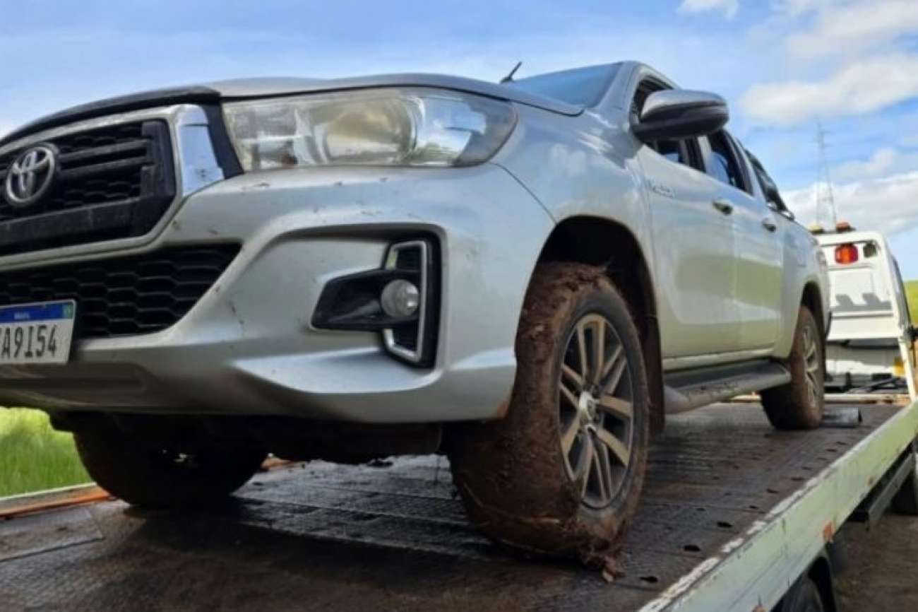 PRF recupera Hilux furtada em Passo Fundo após veículo atolar em propriedade rural