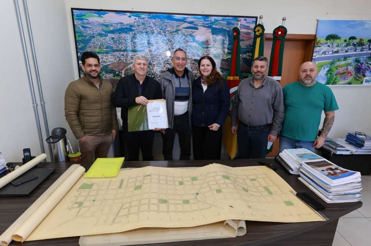Mapas históricos do Plano Diretor são entregues ao município e ajudam a preservar a memória de Tapejara