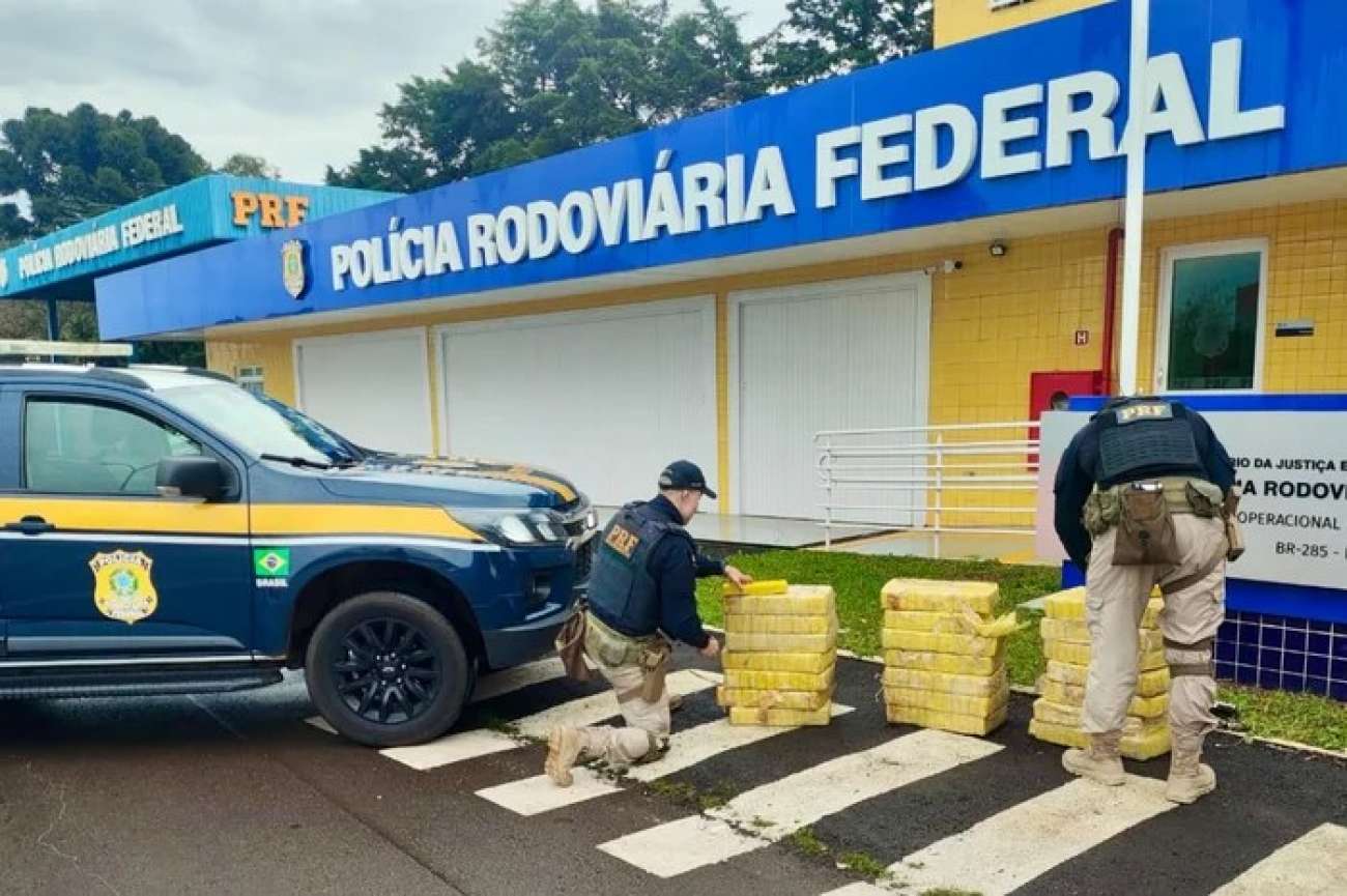 Quatro pessoas são presas com 207 quilos de maconha na BR-285, em Passo Fundo