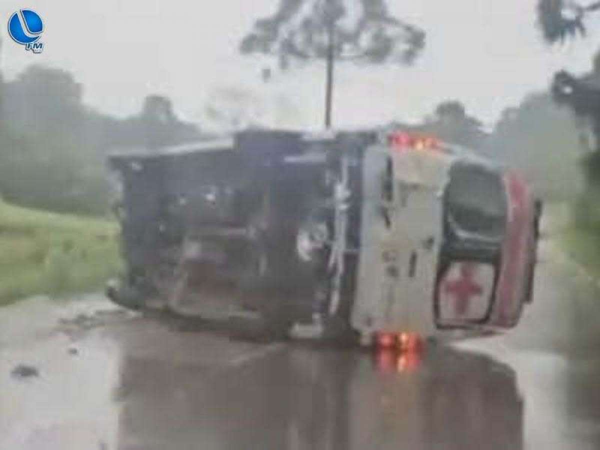 Ambulância de Cacique Doble tomba na ERS-343, em Sananduva