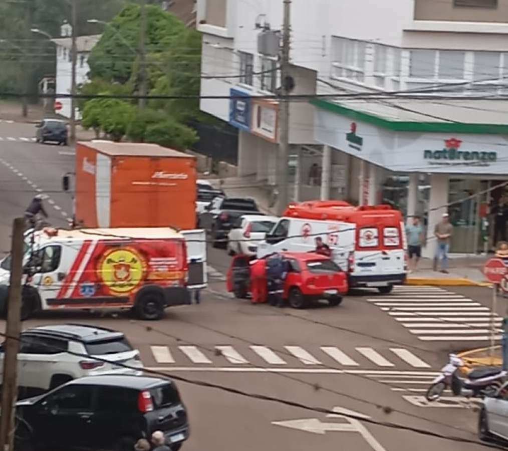 Acidente entre caminhão e Gol deixa jovem ferido no centro de Tapejara