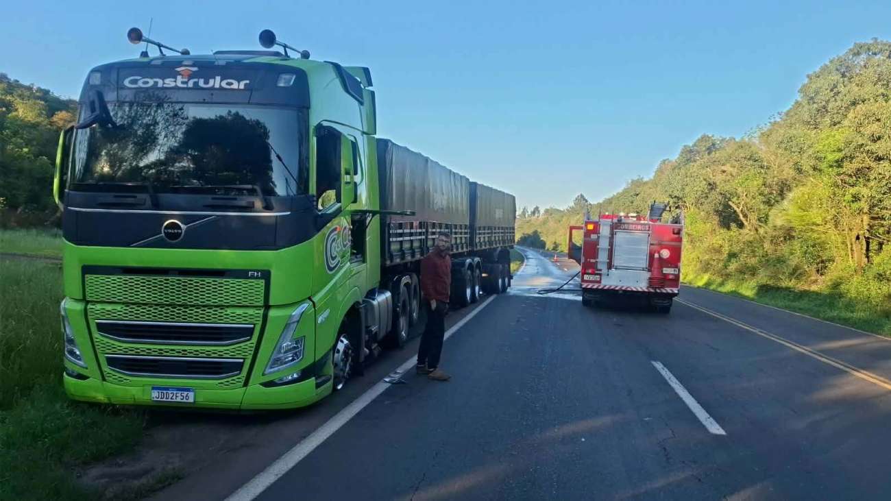 RS-135 é bloqueada após vazamento de combustível entre Passo Fundo e Coxilha