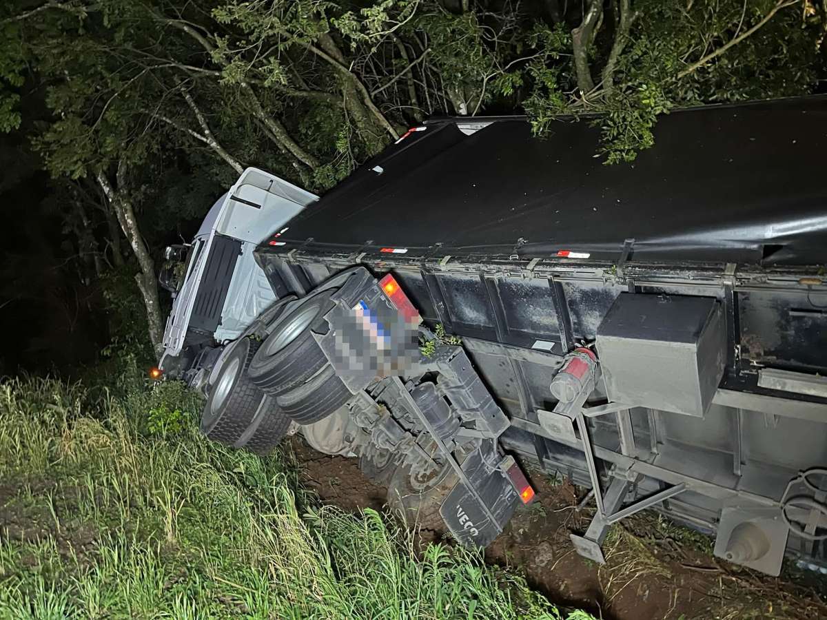 Carreta sai da pista e bate em árvores à margem da ERS-135, em Estação