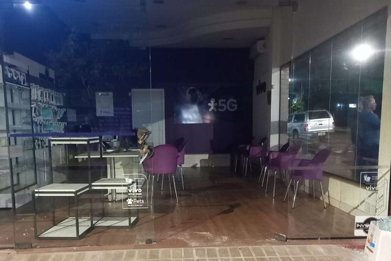 Homem efetua disparos e danifica loja no centro de Tapejara