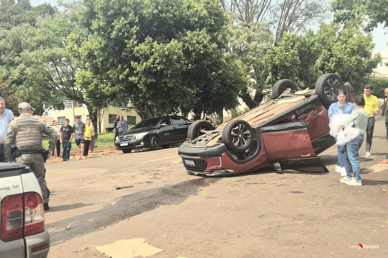Tracker tomba após colisão com Strada no centro de Ibiaçá
