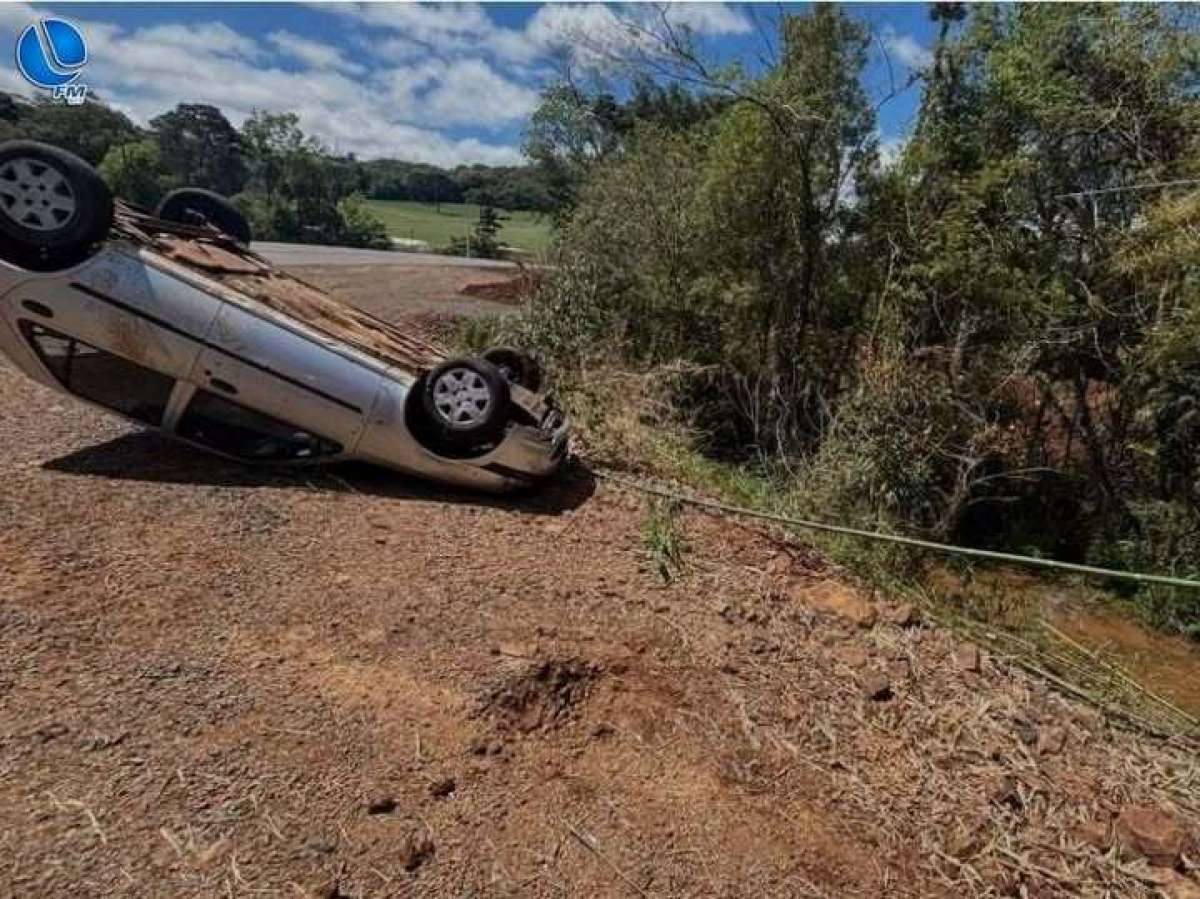 Veículo sai da pista e capota dentro de córrego na ERS-343, em Cacique Doble