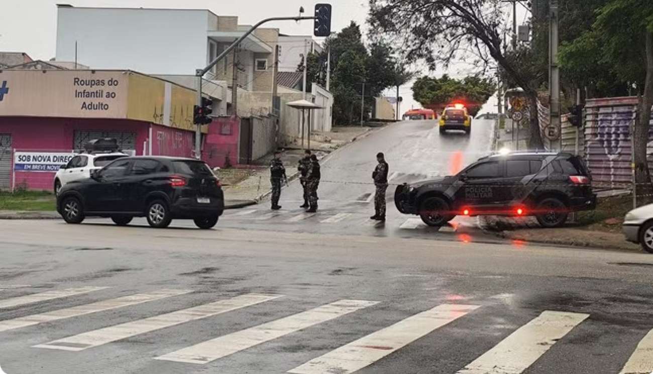 Homem invade creche em Curitiba, faz 13 crianças reféns e morre durante operação policial