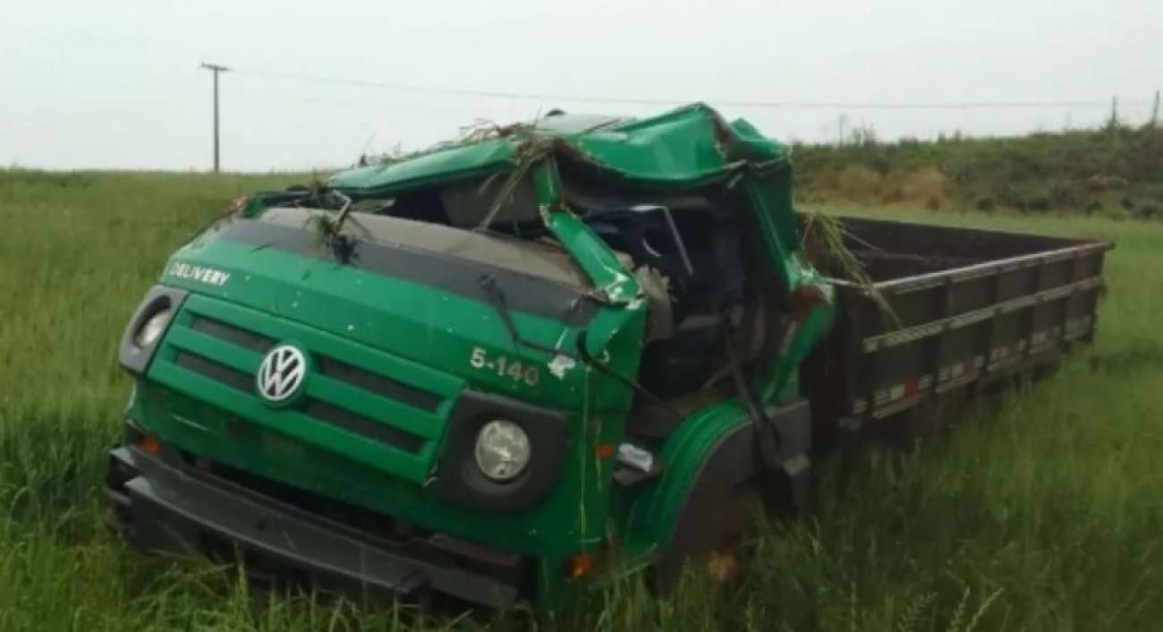 Condutor perde controle de caminhão, sai da pista e tomba na ERS-126 entre Lagoa Vermelha e Sananduva