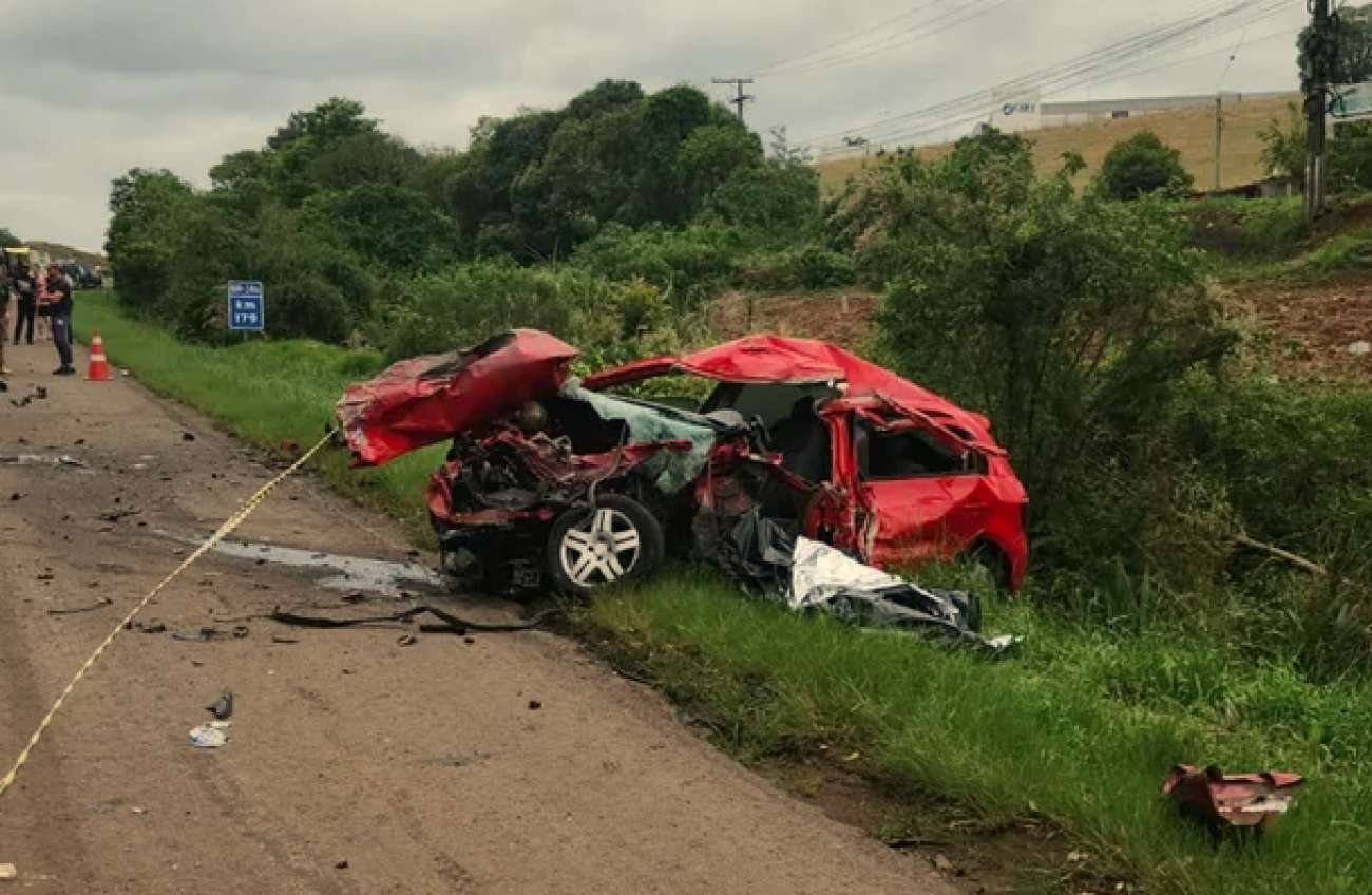 Acidente entre carro e caminhão deixa dois mortos na BR-386 em Carazinho