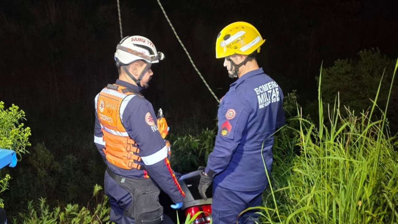 Homem fica ferido após carro cair em barranco de cinco metros em Passo Fundo