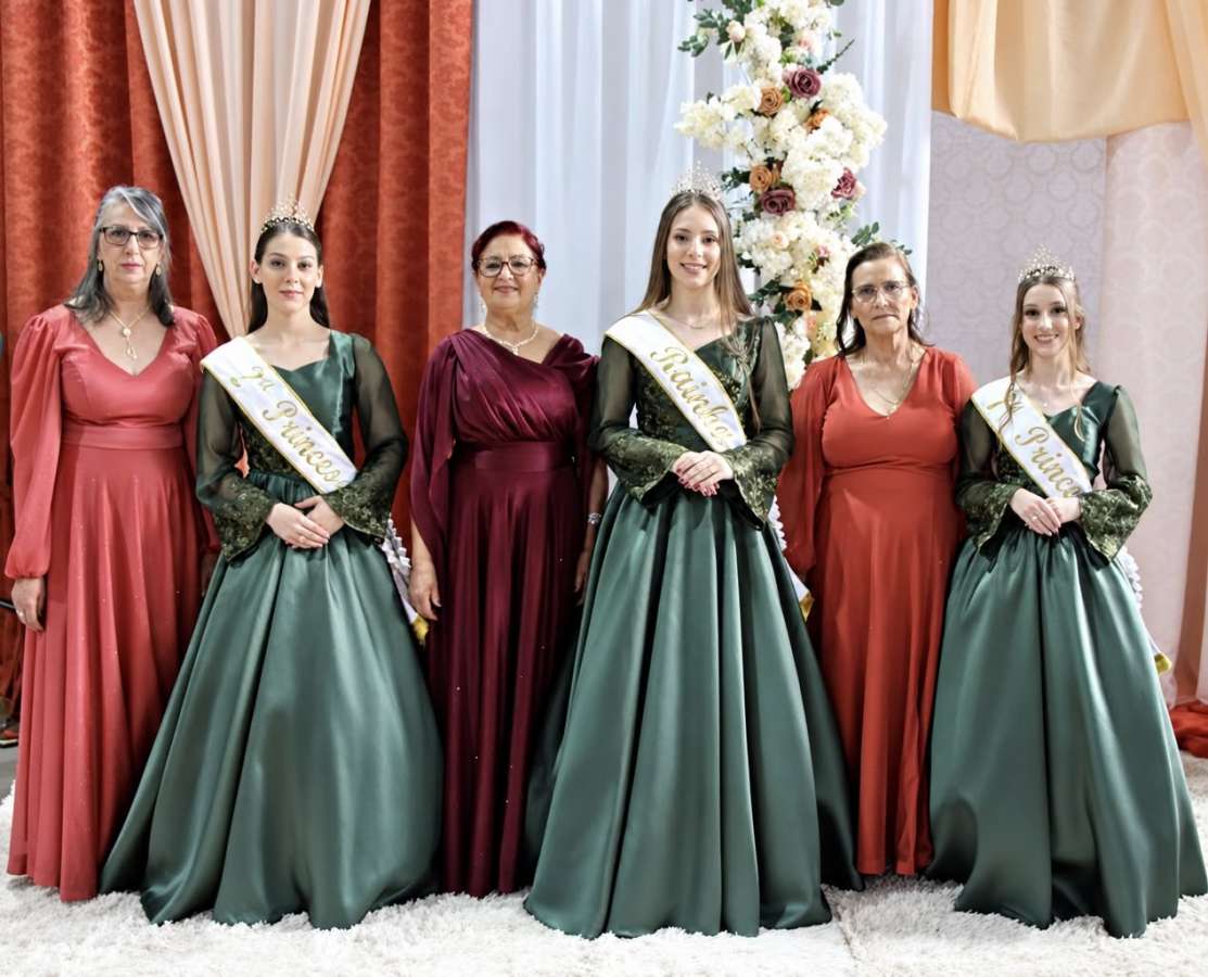 Grupo Participar é Viver coroa nova corte durante abertura das comemorações dos 31 anos de Vila Lângaro