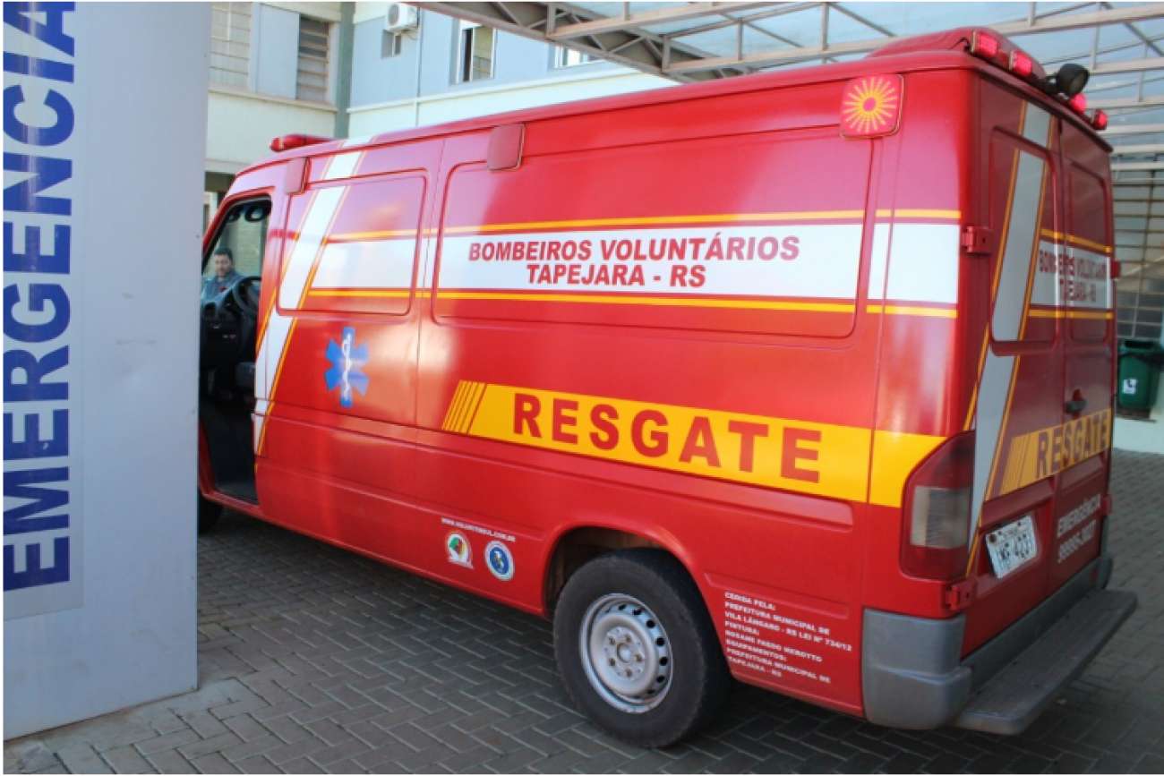 Colisão entre carro e motocicleta deixa condutor ferido no Centro de Tapejara