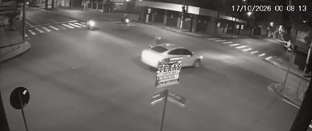 Motociclista fica ferido após ter a frente cortada por carro no Centro de Passo Fundo