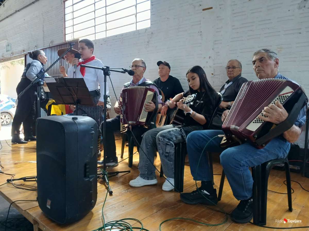Rádio Tapejara leva programa Gravetos do Passado à localidade de Colônia Nova, em Vila Lângaro