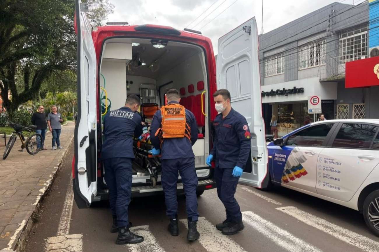 Duas pessoas ficam feridas ao serem atropeladas por motocicleta em Passo Fundo