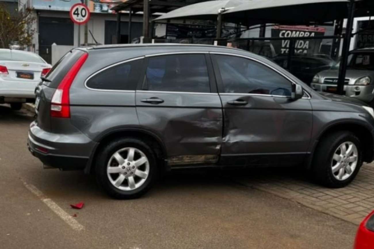 Motociclista fica ferido em colisão com automóvel no centro de Lagoa Vermelha