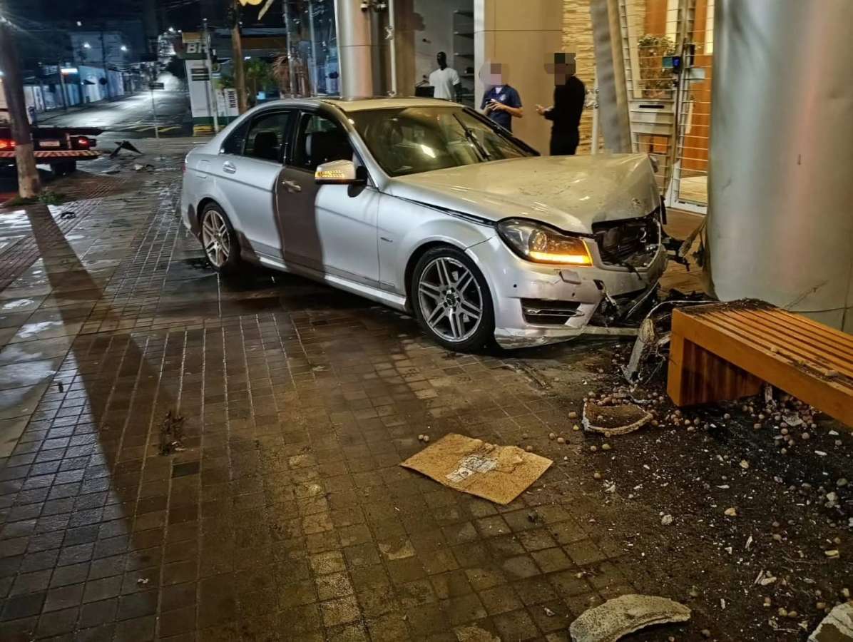 Motorista perde o controle de veículo e colide contra pilar no Centro de Passo Fundo