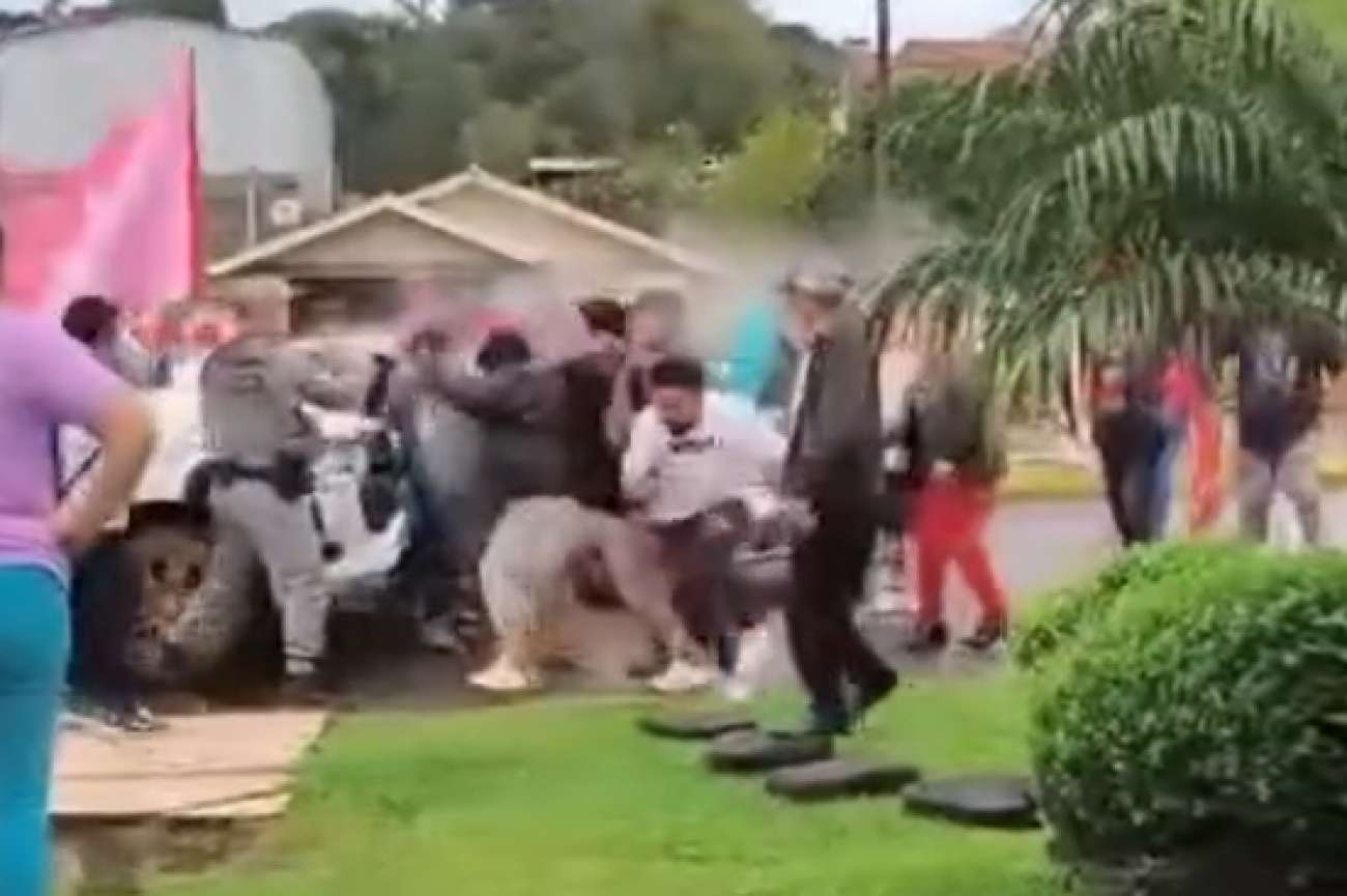 Policial militar é agredido durante manifestação política em Muliterno