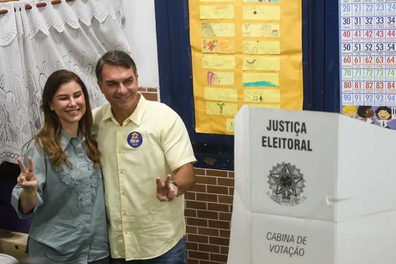 Flávio Bolsonaro desiste de pedir anulação da eleição, mas anuncia ação contra chapa de Lula
