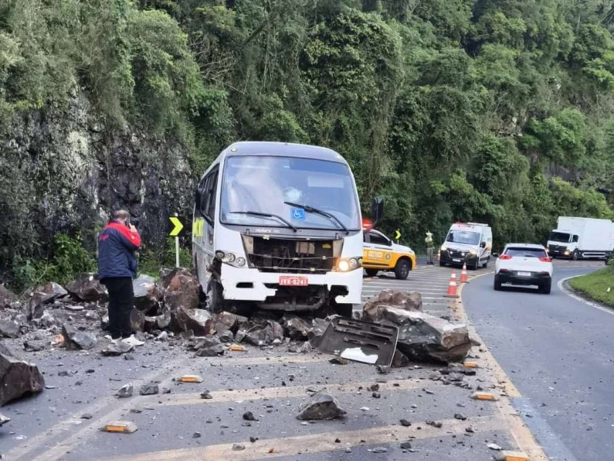 Micro-ônibus é atingido por queda de pedras em Gramado