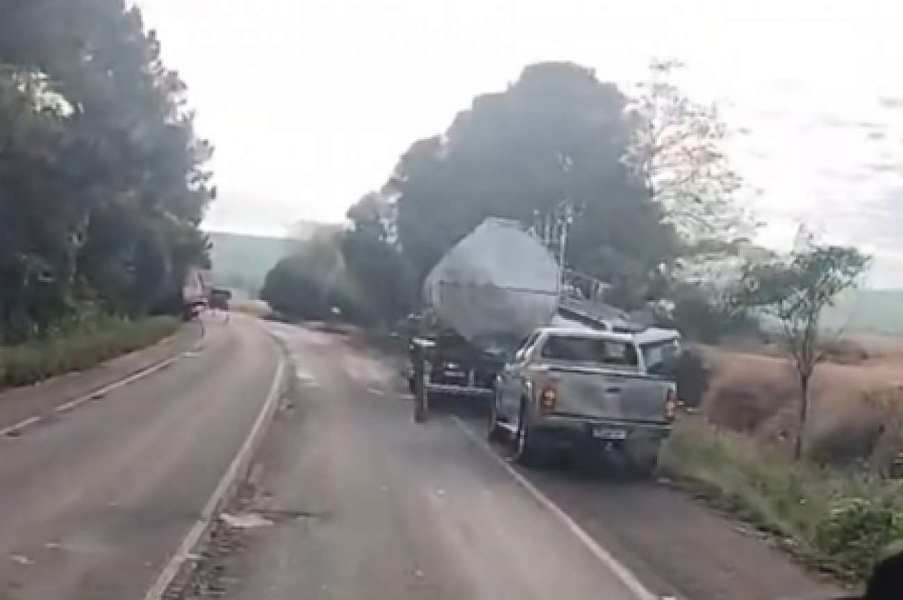 Caminhão com placas de Tapejara se envolve em colisão com outro caminhão em Cruz Alta