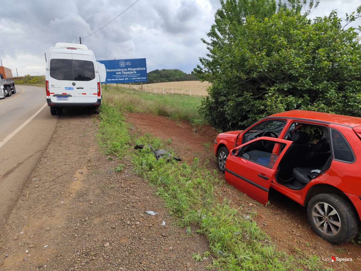 Colisão entre carro e van da Saúde de Machadinho deixa motorista gravemente ferido na RS-467, em Tapejara