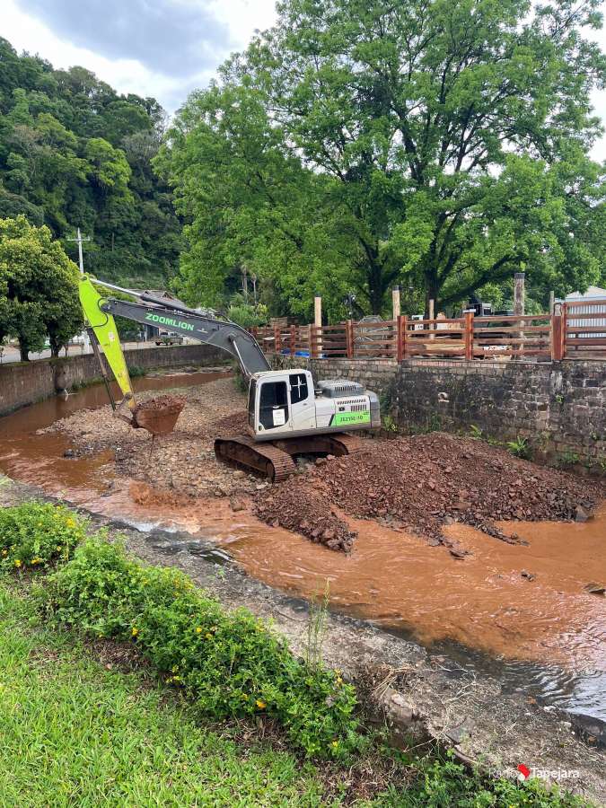 Charrua inicia trabalhos de desassoreamento em arroio que corta a cidade baixa