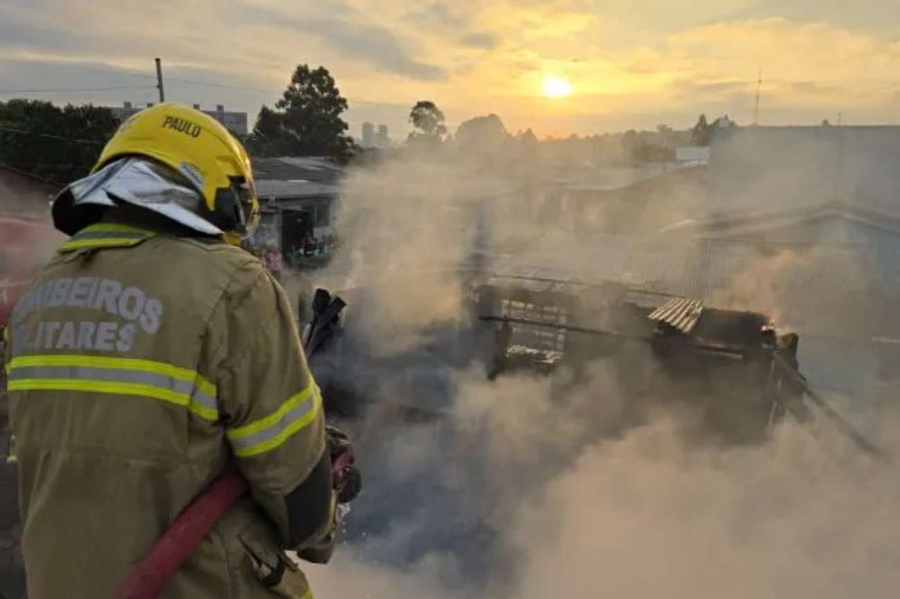 Incêndio consome casa de madeira no bairro São Luiz Gonzaga, em Passo Fundo