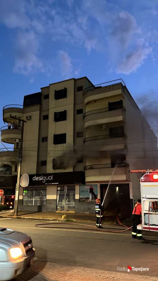 Incêndio atinge apartamento de edifício no Bairro São Paulo, em Tapejara