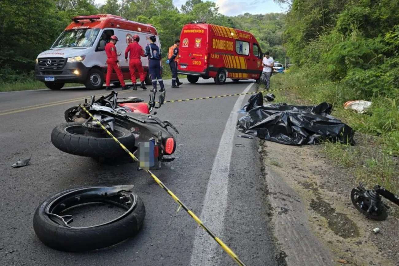 Motociclista de 20 anos morre em colisão com caminhão na ERS-324, em Marau