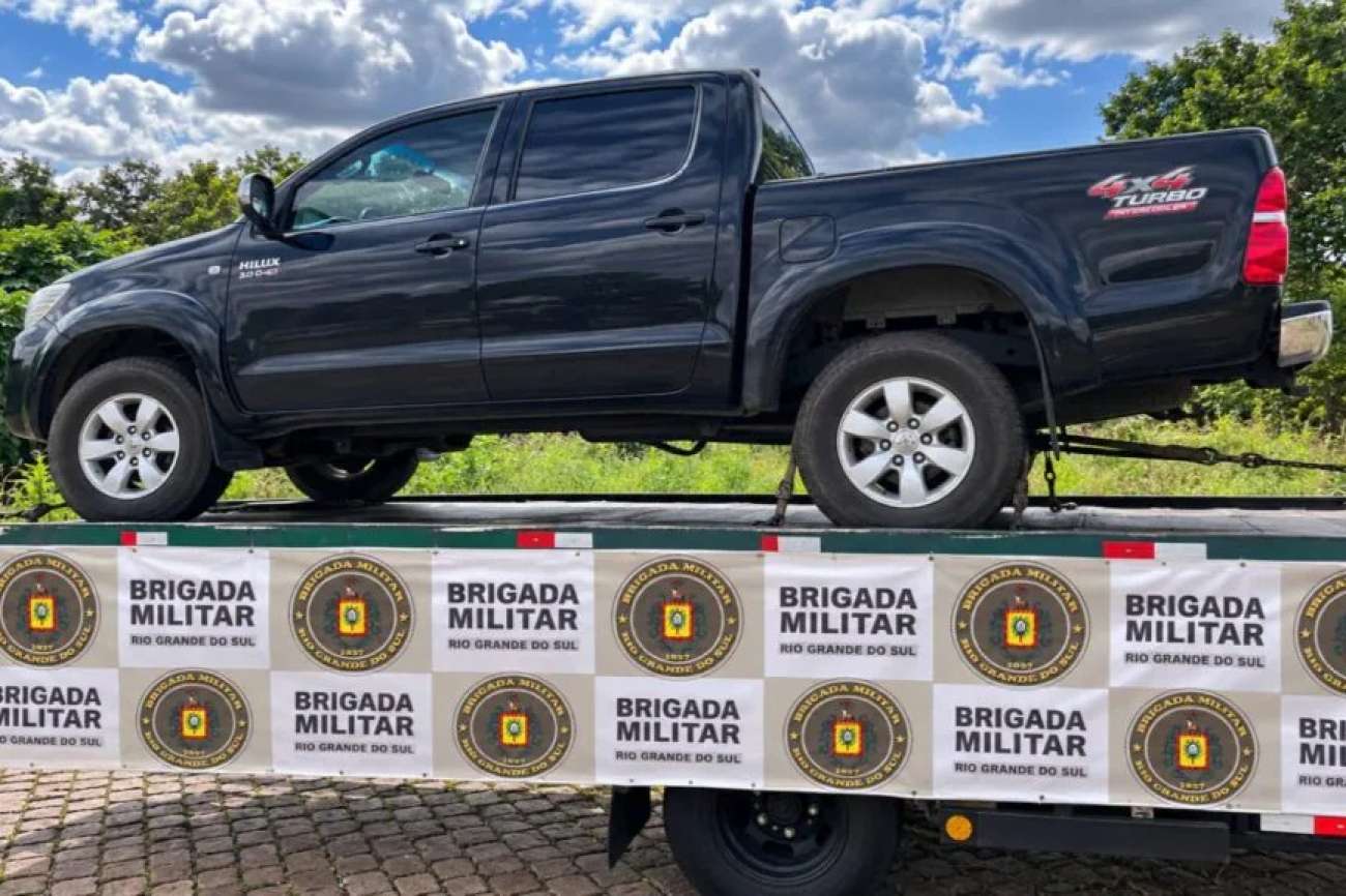 Dois homens são presos por roubo de caminhonete em Não-Me-Toque