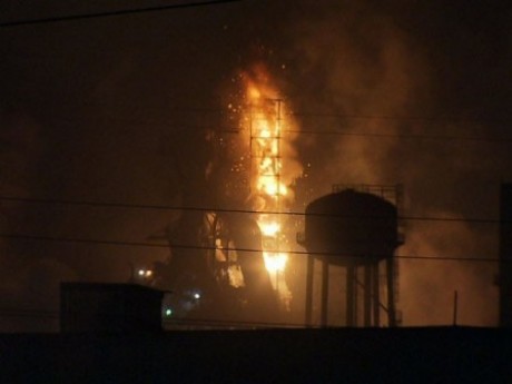 Incêndio atinge forno de empresa do polo industrial de Cubatão 