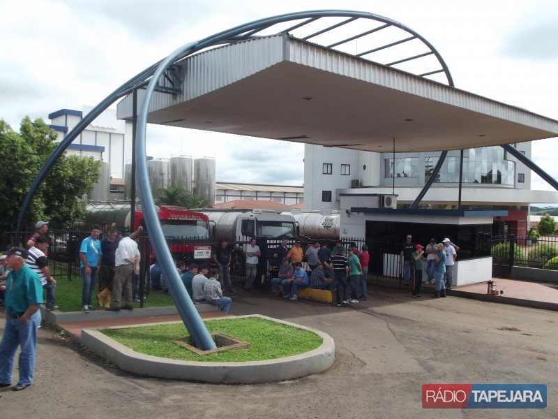 Produtores e freteiros protestam em frente à LBR de Tapejara