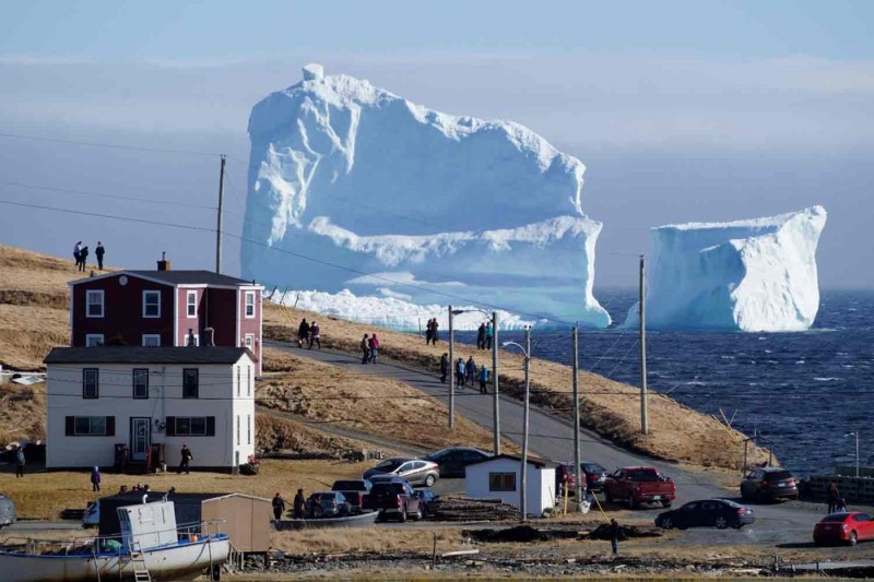 'A alameda dos icebergs': fenômeno atrai turistas a cidadezinha no Canadá