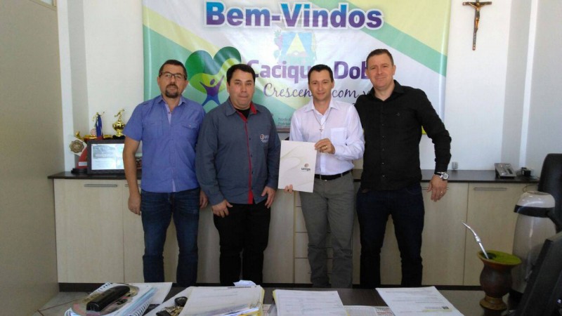 Representantes da UERGS visitam prefeito de Cacique Doble