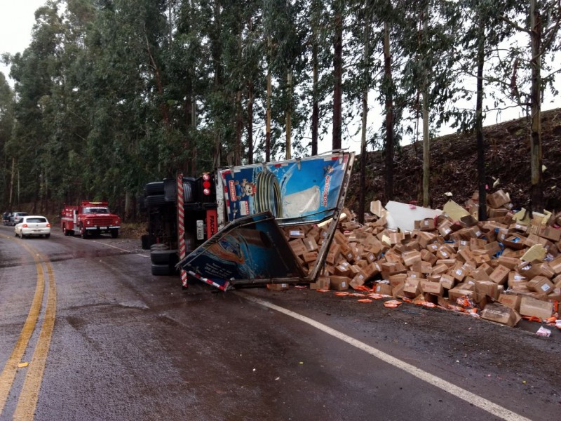 Caminhão de Tapejara tombou em São Valentim