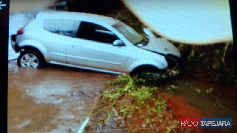 Carro cai dentro do rio na comunidade de São Domingos - Tapejara