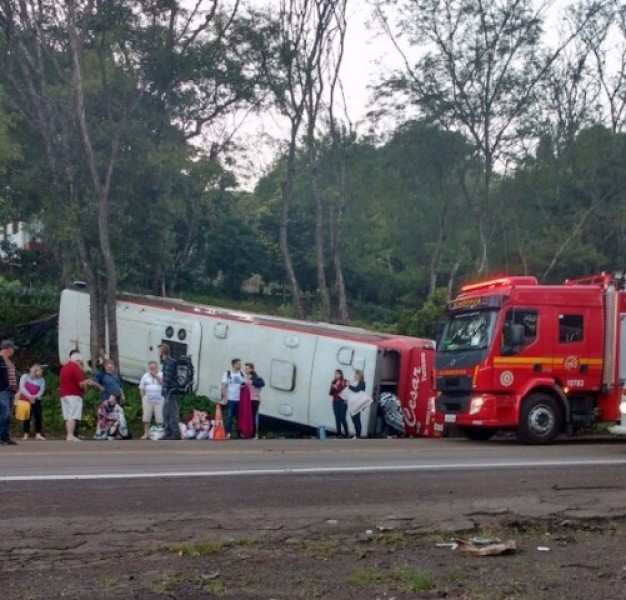 Acidente com ônibus deixa um morto em Coqueiros do Sul