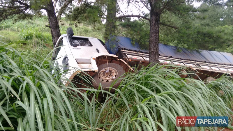Caminhão sofre acidente na curva do Rio Carreteiro